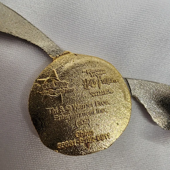 Wizarding World of Harry Potter Golden Snitch Pin - Picture 3 of 3